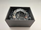 une boîte noire contenant un bracelet en cristal