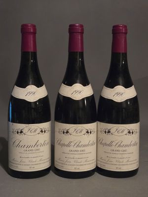 trois bouteilles de vin posées sur une table l'une à côté de l'autre