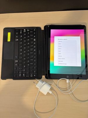 deux ordinateurs portables et une tablette posés sur une table