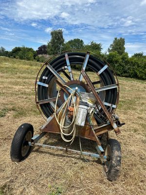 une grande roue qui se trouve au milieu d'un champ