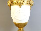 un vase blanc et doré posé sur une table