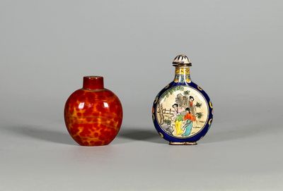 deux petits vases posés l'un à côté de l'autre sur une table