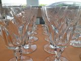 plusieurs verres à vin vides posés sur une table dans une pièce