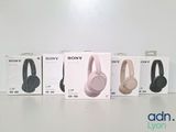 Quatre casques Sony sont alignés sur une table