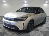 la voiture blanche est garée sur un sol en damier dans le garage