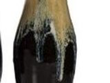 deux vases posés côte à côte sur une surface blanche
