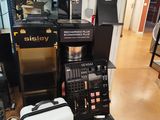 de nombreux modèles de machines à café exposés dans un magasin