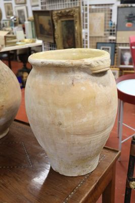 deux grands vases posés sur une table dans une pièce