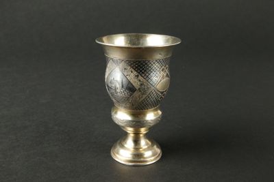 une coupe en argent posée sur une table