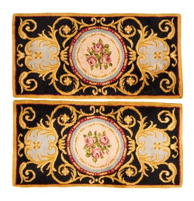 PAIRE DE TAPIS AU POINT DE LA SAVONNERIE