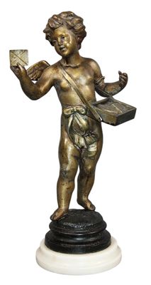 statue en bronze représentant un garçon tenant une lettre et un livre