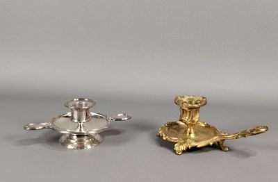 une paire de bougeoirs en argent et un bougeoir en or