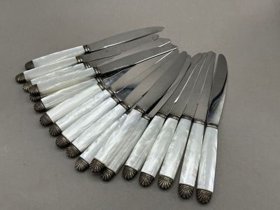 a lot of knives that are sitting on a table