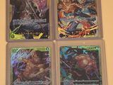 Quatre cartes de jeu sont posées sur une table devant un mur.