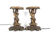 paire de figurines anciennes en bronze représentant des chérubins tenant des parapluies