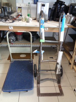 un chariot recouvert d'un tapis bleu dans une pièce