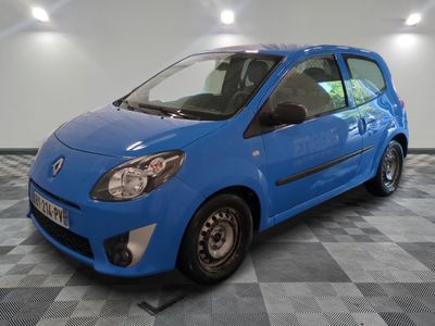 la photo d'une voiture bleue garée dans un garage