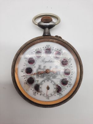 gros plan d'une montre de poche sur une surface blanche