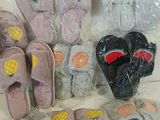 Plusieurs paires de chaussons sont emballées dans des sacs en plastique sur une table