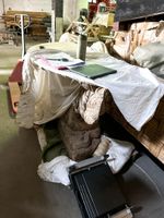 Console figurant une sirène ailée en pierre sculptée, dessus… (photo 2)