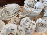 beaucoup d'assiettes et de bols sur une table