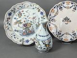 deux assiettes et un vase posés sur une table