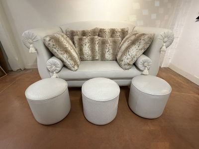 CASALI, atelier d'art à MILAN. IMPOSANTE banquette garnie de…