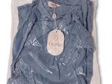 une chemise bleue dans un sac en plastique avec une étiquette