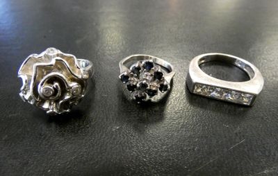 deux bagues et une bague posées côte à côte sur une table