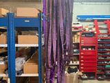 un ruban violet suspendu à un porte-vêtements dans un entrepôt