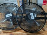 deux ventilateurs posés sur une table en bois