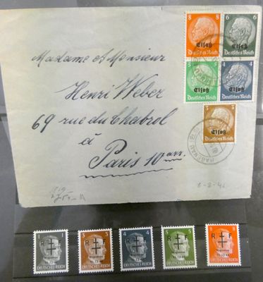 une feuille de papier sur laquelle sont collés des timbres, posée sur une table