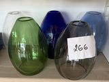 trois vases posés sur une étagère, avec une étiquette de prix dessus