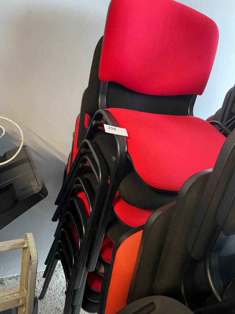 Un lot de 9 chaises d'accueil en tissus rouges et noires