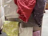 un chariot sur lequel sont empilés des vêtements