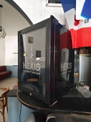 une télévision posée sur une table dans une pièce