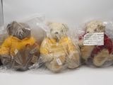 quatre oursons en peluche emballés dans des sacs en plastique, posés sur une étagère