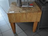 une table en bois sur laquelle est posé un mixeur, dans une cuisine