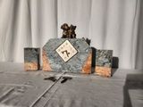 une horloge posée sur une table à côté d'une paire de ciseaux