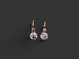 une paire de boucles d'oreilles en diamant sur fond noir