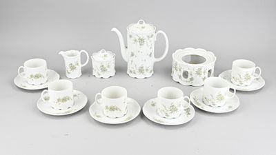 de nombreuses tasses et soucoupes disposées en cercle