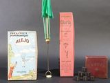 trois livres et un parapluie vert posés sur une table