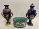 deux vases et un bol sont posés sur une surface blanche