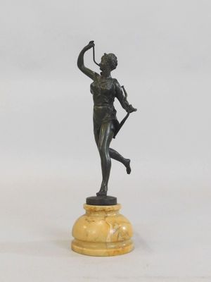 statue en bronze représentant une femme tenant un arc et une flèche, posée sur un socle en marbre