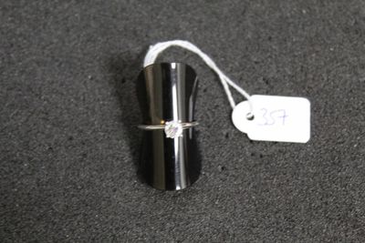 un petit objet en argent sur lequel est accrochée une étiquette de prix