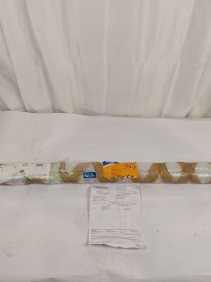 un tube en plastique emballé dans du plastique et posé sur un drap blanc