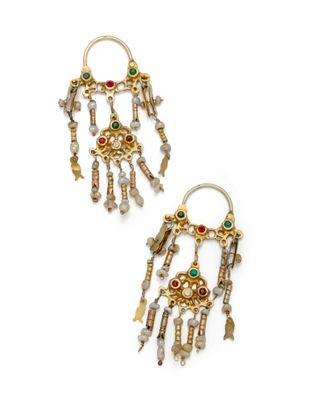 une paire de boucles d'oreilles avec des pierres dorées et vertes