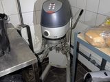 une machine posée sur une table dans une cuisine