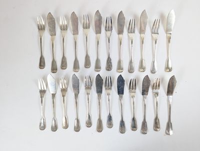 beaucoup de fourchettes et de cuillères sur la table