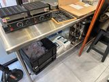 une table sur laquelle sont posés des appareils électroniques